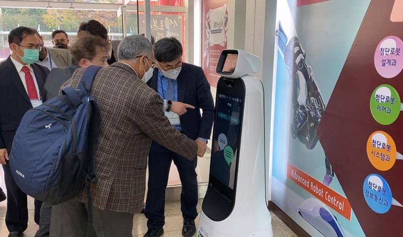 서울로봇고등학교 LG CLOi 가이드봇