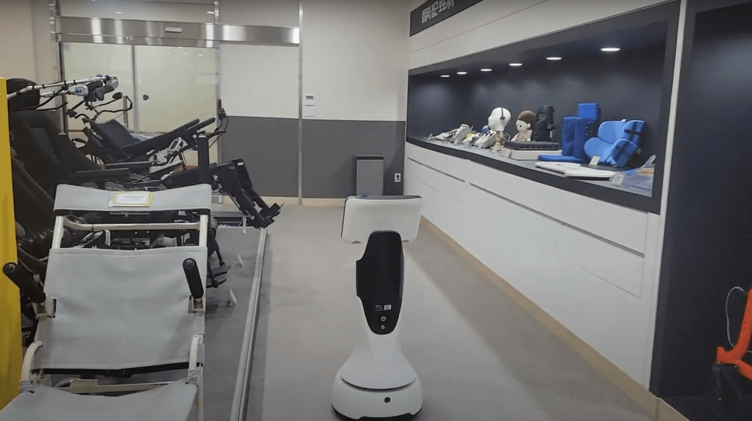 교육용 안내로봇 포미(fome)의 안전한 시설 안내 - 국립재활원