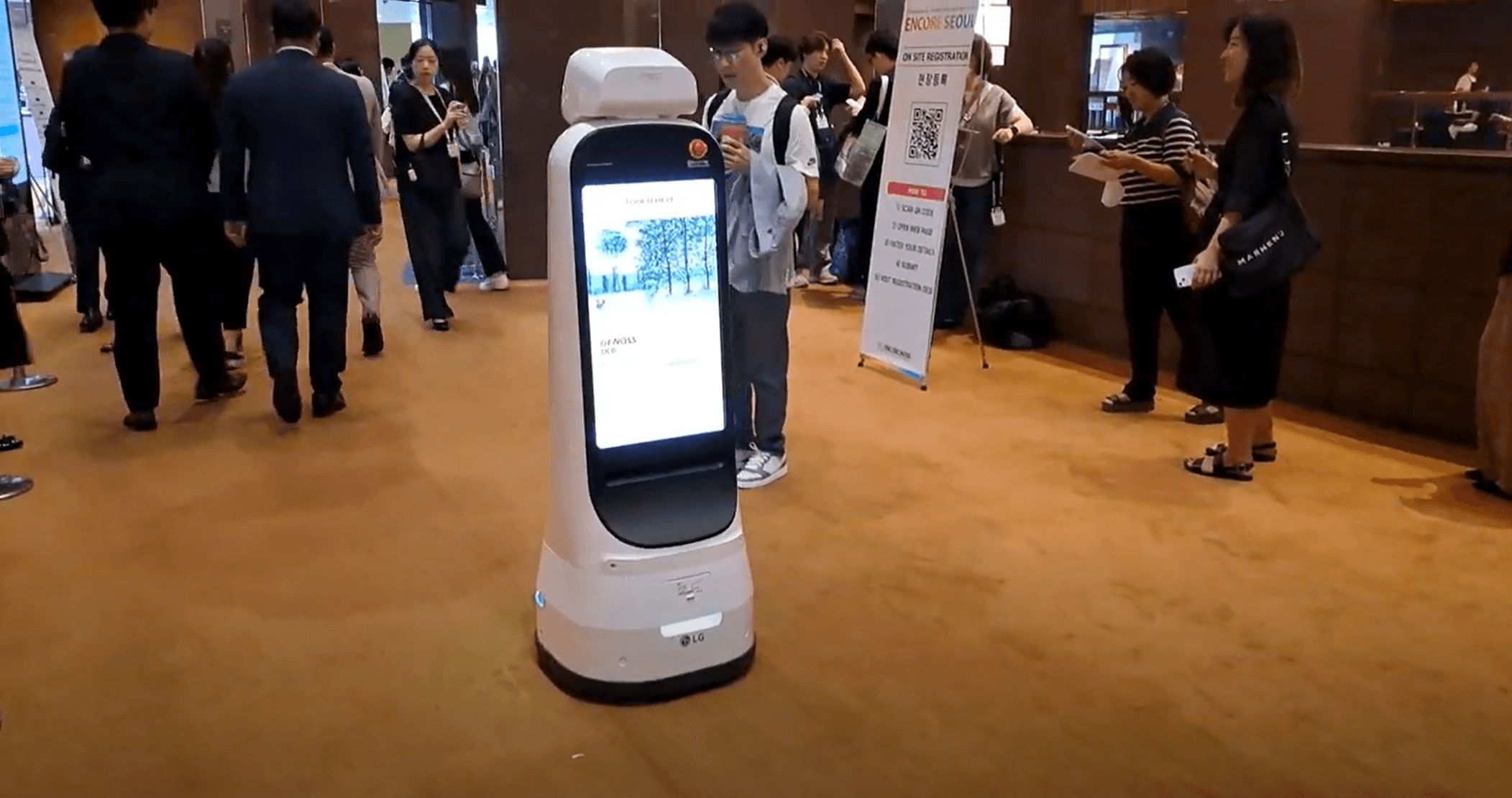 파르나스호텔에서 ENCORE SEOUL 2023 행사를 빛나게 해준 똑똑한 LG CLOi  가이드봇