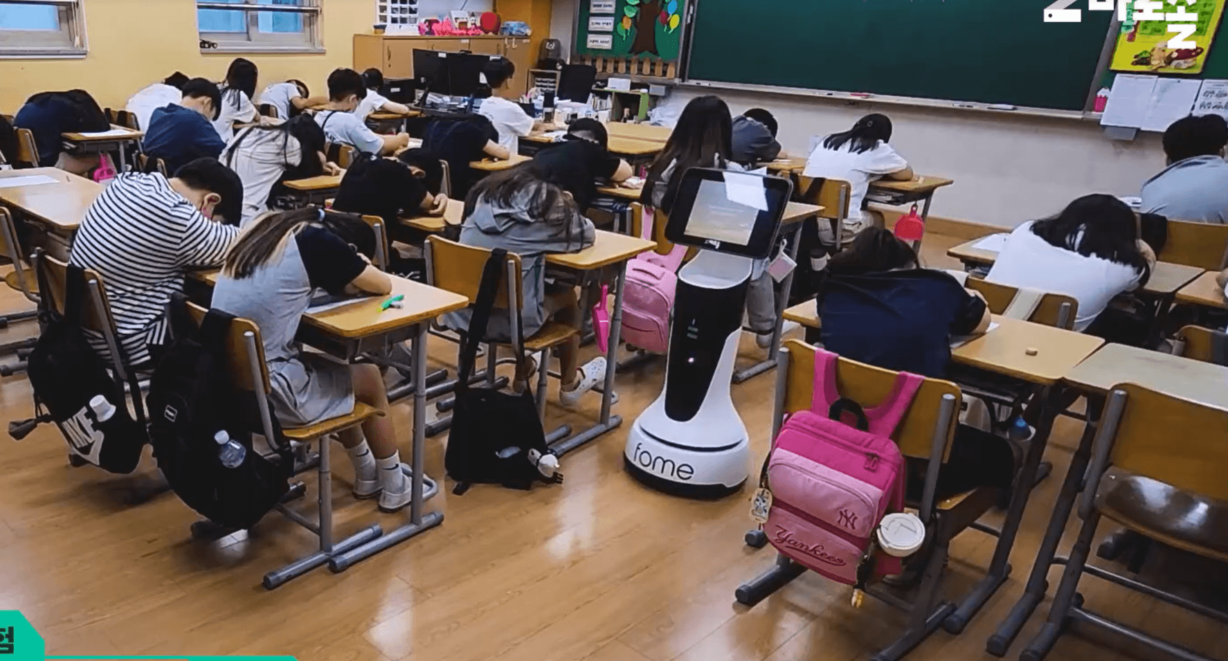 해밀초등학교에서 시험감독관이 된 교육용 안내로봇 포미