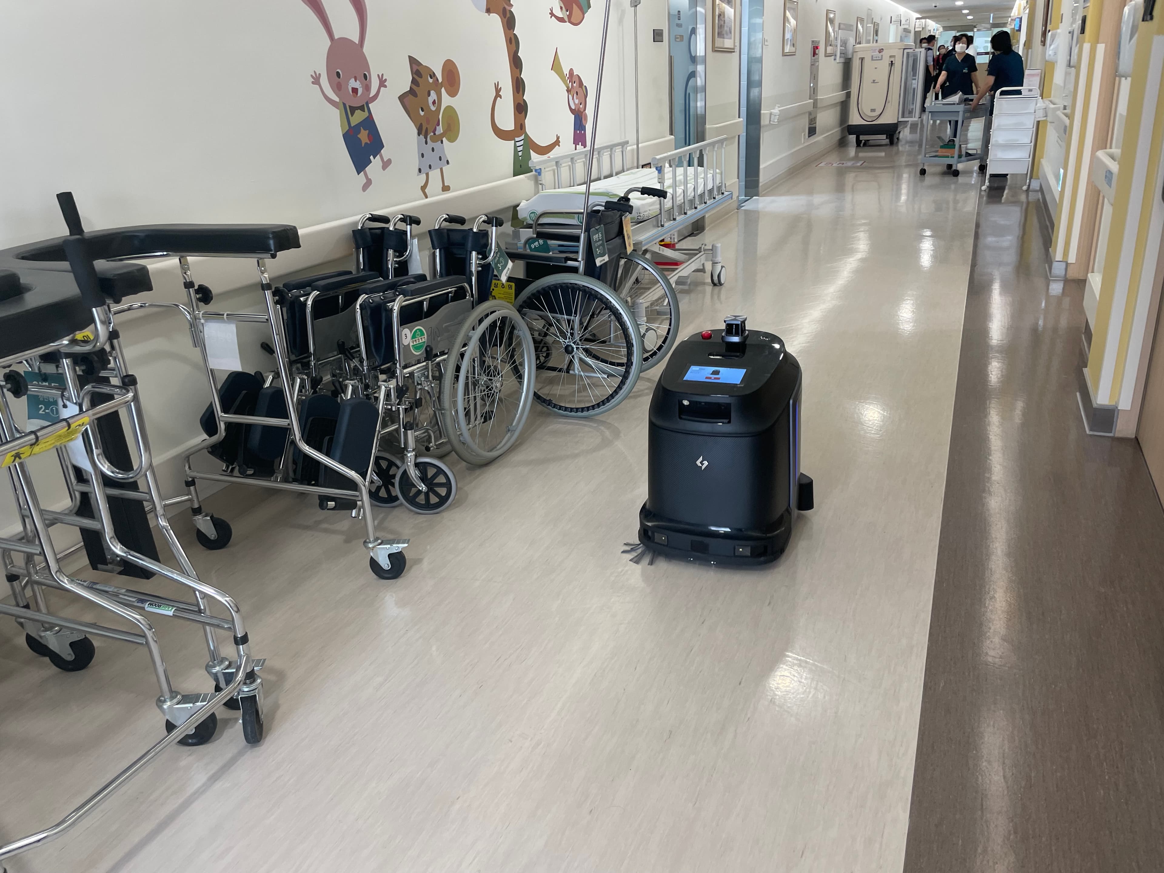 복잡한 병원시설도 구석구석 꼼꼼하게! 명주병원에 도입된 산업용 청소로봇 판타스