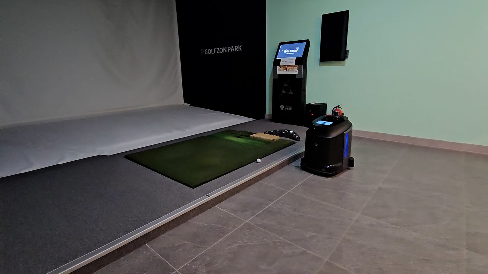 스크린 골프장 내부 바닥 청소 관리를 위해 설치된 청소로봇 판타스