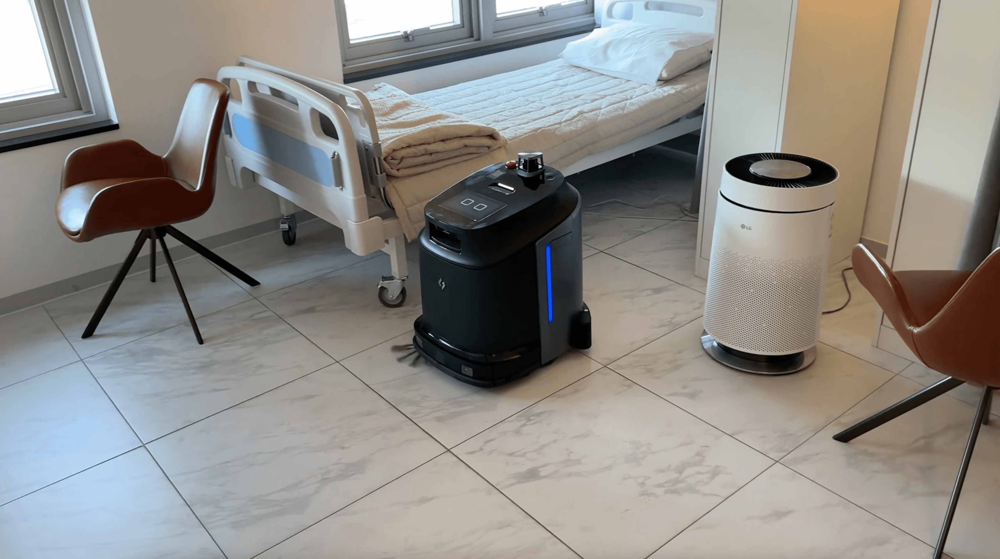 500평 청주 김안과에 도입된 산업용 청소로봇 판타스