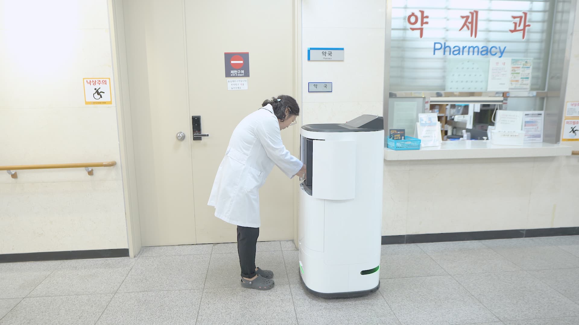 경기도의료원 수원병원 약제 배송을 로봇에게 맡겼다?! 😮  엘리베이터까지 자유자재로 타는 LG CLOi 양문형 배송로봇