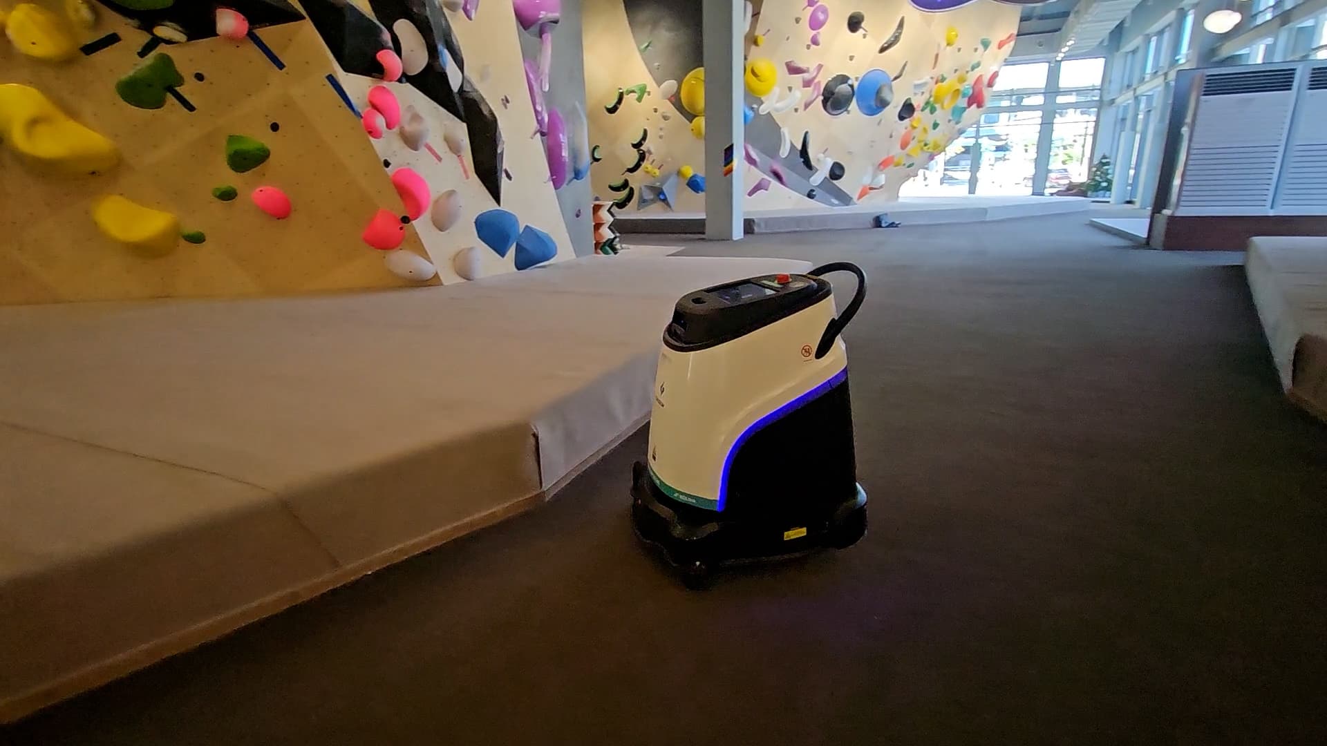 킨디클라이밍 센터에 도입된 자율주행 청소로봇 VC40! 카페트에 먼지 쌓일 틈이 없었던 이유 🪄