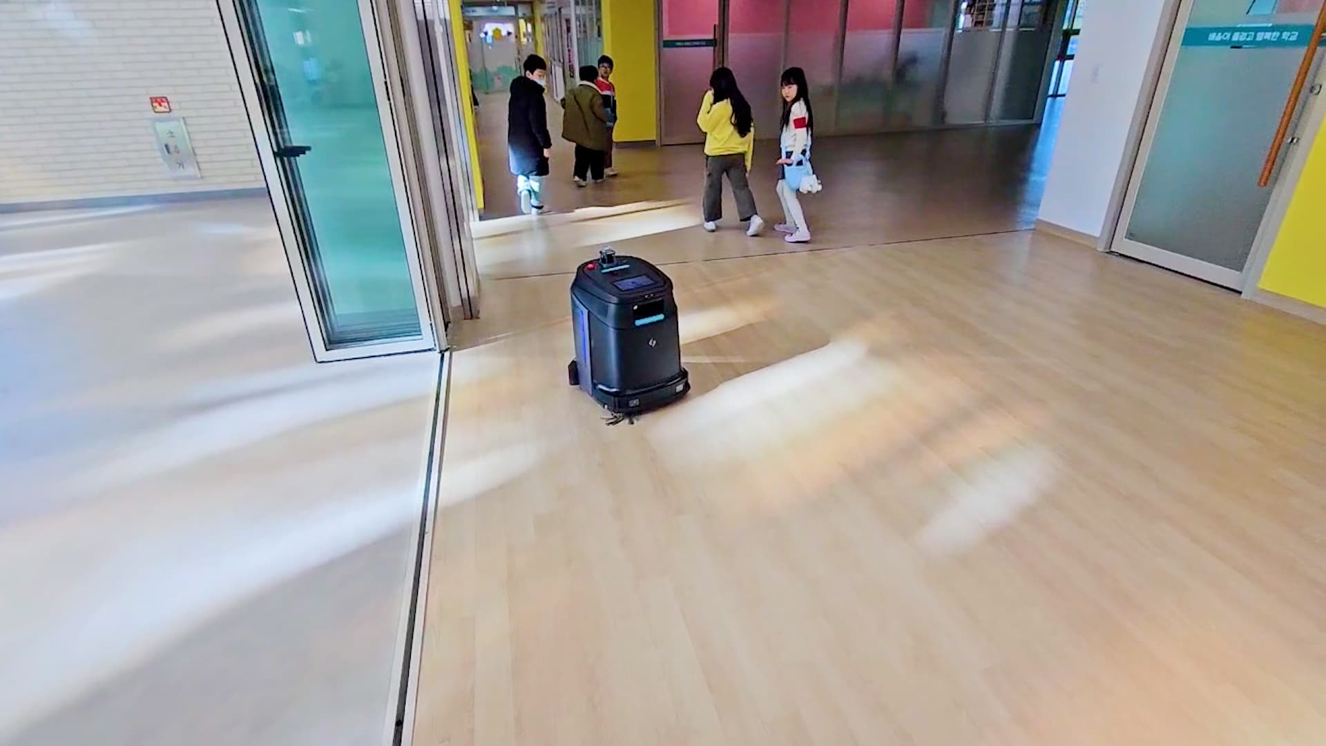 초등학교 400평 바닥 청소를 청소로봇에게 맡겼더니.. 효율성 급상승!! 😎